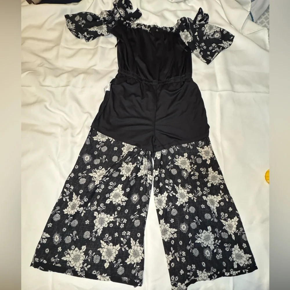 Luxology Black and White Floral Jumpsuit Size 8
